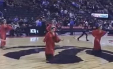 Muzikë dhe valle shqipe në arenën e ndeshjes së NBA (Video)