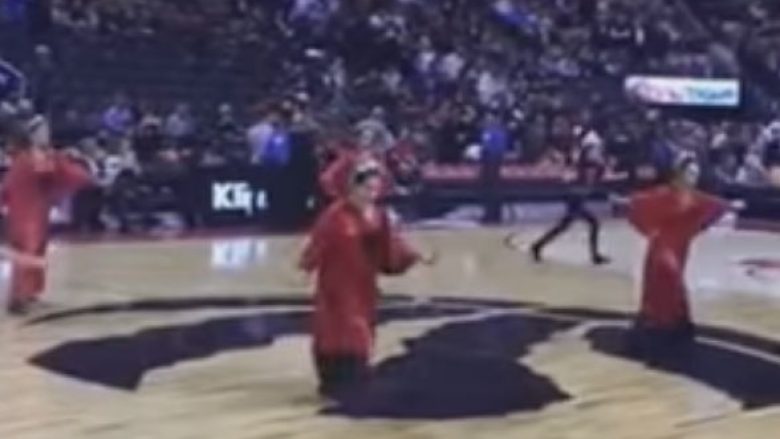 Muzikë dhe valle shqipe në arenën e ndeshjes së NBA (Video)