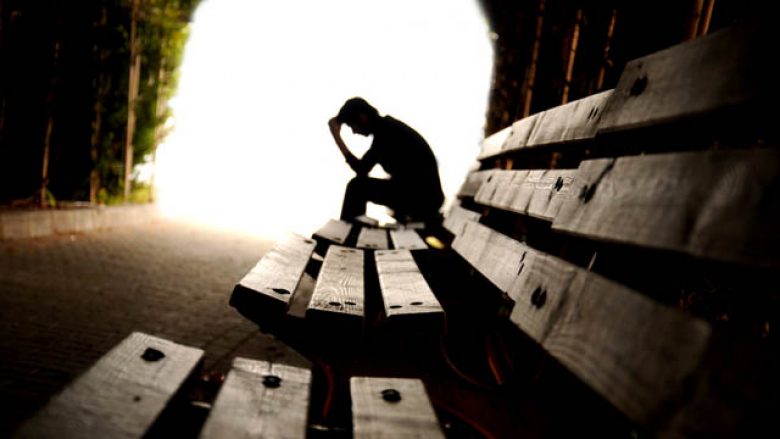 Psikoterapeuti tregon se çka po i shtyn kosovarët drejt vetëvrasjeve