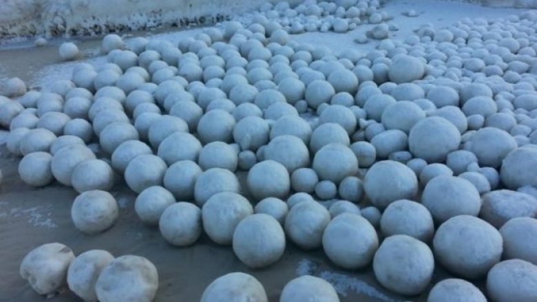 Fenomeni që habiti banorët, topa bore gjigantë shfaqen në Rusi (Foto)