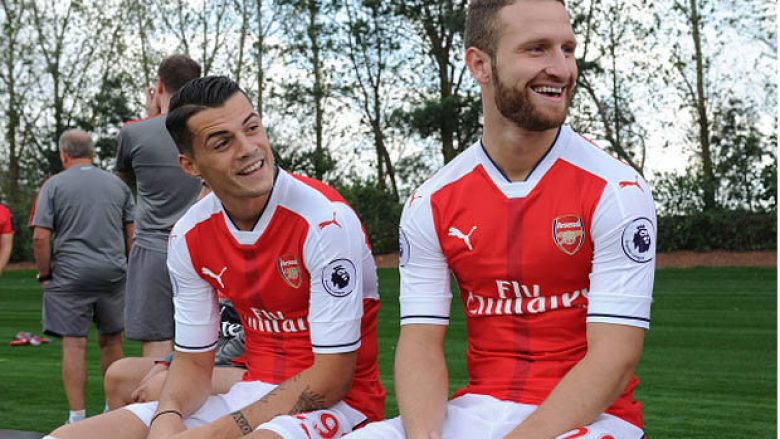 Xhaka dhe Mustafi i urojnë ditëlindjen legjendës së Arsenalit: Ai njihet edhe si mik i shqiptarëve (Foto)