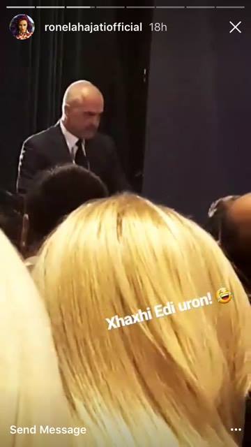 Edi Rama duke mbajtur fjalimin në "Plaza Event", xhiruar nga këngëtarja Ronela Hajati. Foto nga Instagram Story.