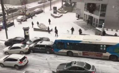 Shikoni çfarë u ndodh veturave kur rruga mbulohet nga bora dhe akulli (Video)