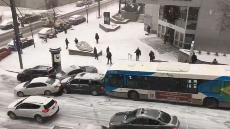 Shikoni çfarë u ndodh veturave kur rruga mbulohet nga bora dhe akulli (Video)