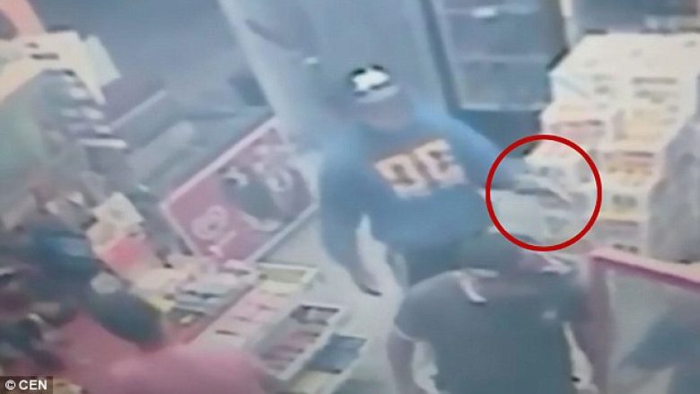 Plaçkitësi i armatosur kërcënon klientët dhe shitësin, polici civil në dyqan e qëllon me revole (Foto/Video, +18)