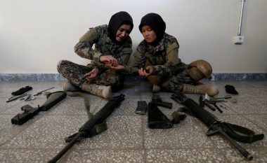 Me ferexhe dhe pushkën në dorë: Ushtaret që luftojnë talebanët (Foto)