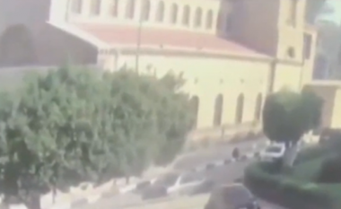 Momenti i shpërthimit të bombës në një kishë në Egjipt (Foto/Video)