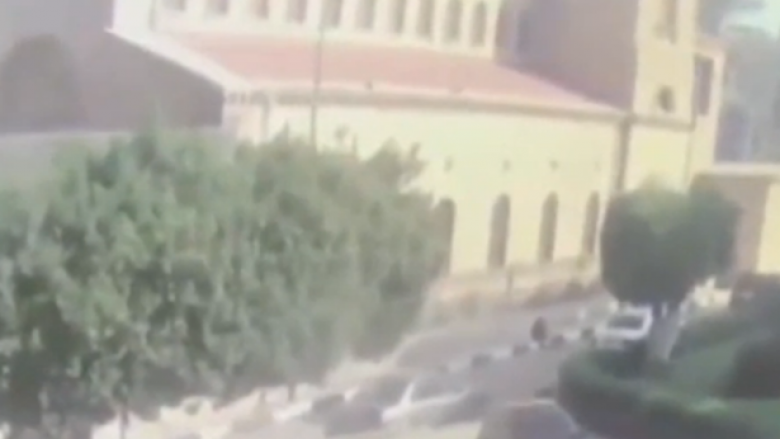 Momenti i shpërthimit të bombës në një kishë në Egjipt (Foto/Video)