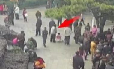 Publikohen pamjet kur një burrë tenton të kidnapojë foshnjën në karrocë (Foto/Video)