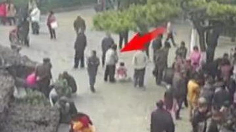 Publikohen pamjet kur një burrë tenton të kidnapojë foshnjën në karrocë (Foto/Video)