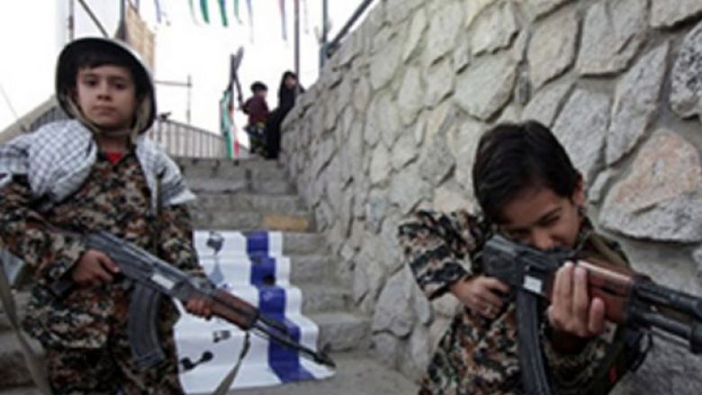 “Parku i luftës”: Irani trajnon fëmijët të gjuajnë me kallashnikovë dhe granata (Foto/Video)