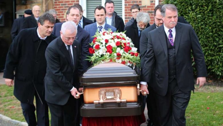 Harry Bajraktari në ceremoninë e varrimit të nënës: Krenarë që patëm një nënë kaq bujare, na mbolli atdhedashurinë