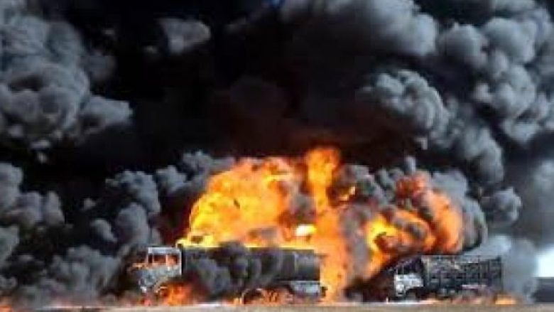 Shkatërrohen 168 kamionë me naftë të Shtetit Islamik