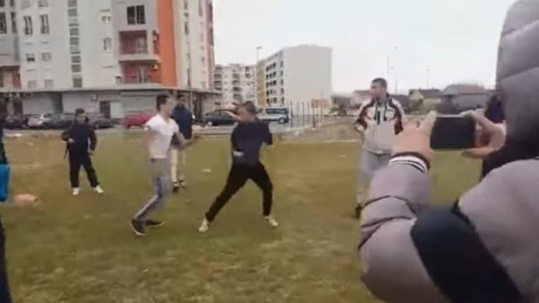 Rrahje brutale e nxënësve të Podgoricës: Shikoni se si adoleshenti nokauton me shkelm në kokë bashkëmoshatarin (Video, +18)