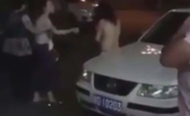 E zë bashkëshortin me tjetrën në shtrat, gruaja e zemëruar rrah dhe tërheq zvarrë në rrugë dashnoren (Foto/Video, +18)