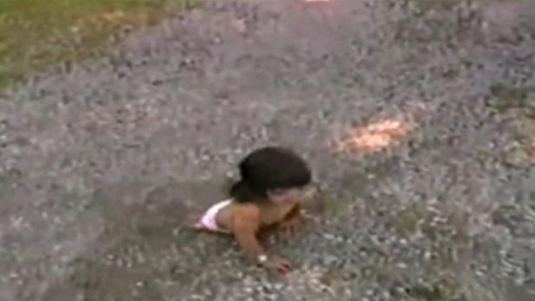 Braktiset nga prindërit se nuk i kishte këmbët, shikoni ku ka arritur sot vajza (Video)