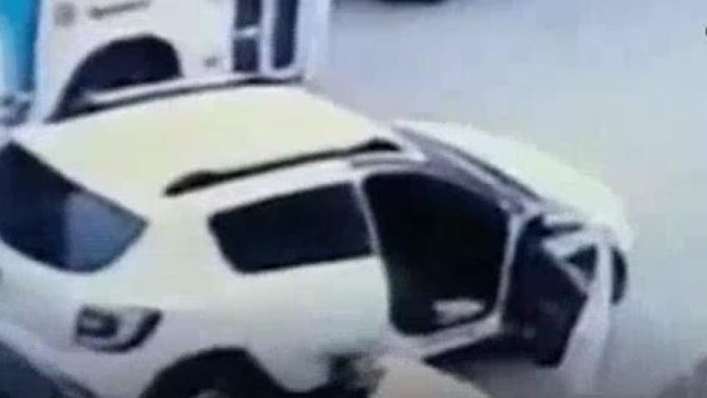 Momenti kur një burrë qëllohet për vdekje me revole në kokë në qendër të qytetit, derisa qytetarët nuk reagojnë fare (Video, +18)