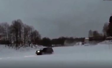 Drifting mbi liqenin e ngrirë, por shihni ç’i ndodh të riut (Video)