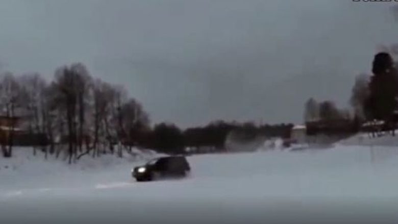 Drifting mbi liqenin e ngrirë, por shihni ç’i ndodh të riut (Video)