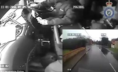 Heq duart nga timoni i autobusit për të ngrënë bukë dhe pirë cigare, por ky veprim i kushtoi me jetë dy pasagjerëve (Foto/Video)