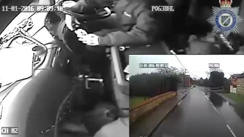 Heq duart nga timoni i autobusit për të ngrënë bukë dhe pirë cigare, por ky veprim i kushtoi me jetë dy pasagjerëve (Foto/Video)