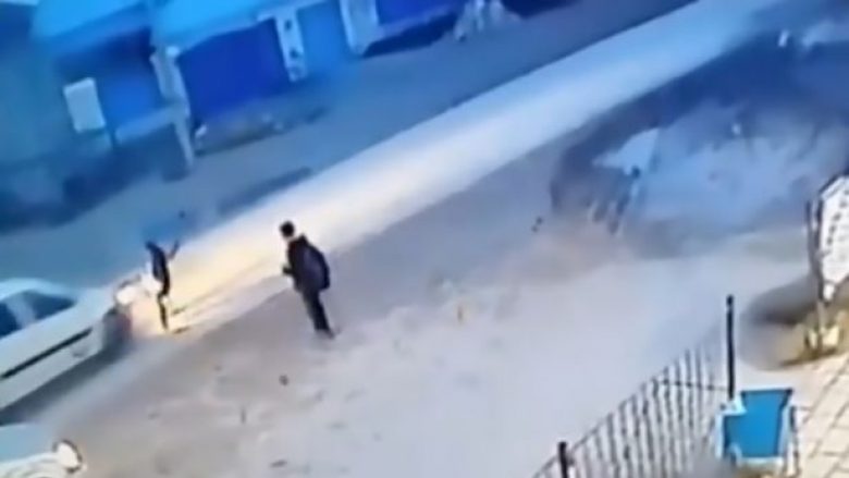 Momenti rrëqethës kur 7-vjeçari goditet nga një veturë derisa po kalonte rrugën, dhe hidhet për disa metra në ajër (Foto/Video, +18)