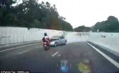 Motoçikleta përplaset me veturë derisa po lëvizte me 110 kilometra në orë, ajo çfarë ndodhi më pas habiti policinë (Foto/Video)