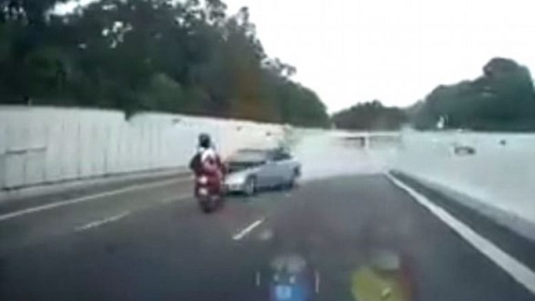 Motoçikleta përplaset me veturë derisa po lëvizte me 110 kilometra në orë, ajo çfarë ndodhi më pas habiti policinë (Foto/Video)