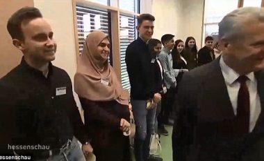 Myslimania me shami refuzon t’i japë dorën presidentit gjerman (Foto)