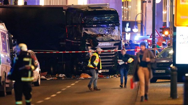 Dramë në Berlin: Kamioni futet në tregun e Krishtlindjeve, nëntë të vdekur e 50 të plagosur (Foto/Video)