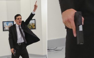 Vrasësi i ambasadorit fotografohet gjatë sulmit të përgjakshëm: Ky detaj në dorën e tij ka rrëqethur të gjithë (Foto)