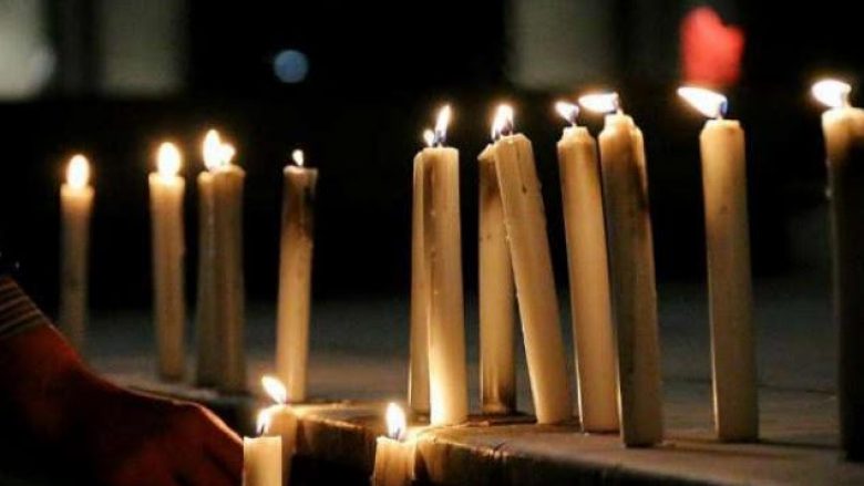 Ndezën qirinj për viktimat e Berlinit