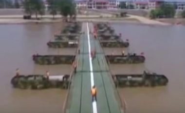 Kinezët ndërtojnë urën 1150 metra të gjatë për vetëm 27 minuta (Video)