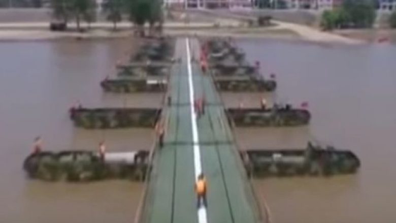 Kinezët ndërtojnë urën 1150 metra të gjatë për vetëm 27 minuta (Video)
