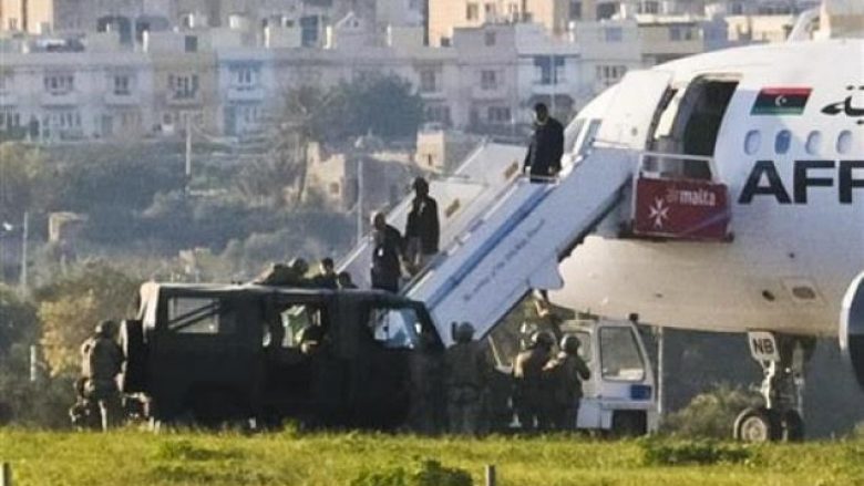 Rrëmbyesit aeroplanit libian përdoren armë të rreme