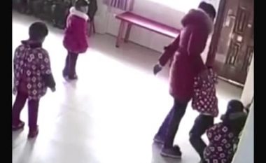 Edukatorja rrah brutalisht fëmijët, vetëm pse nuk dinin të vallëzonin (Video, +18)