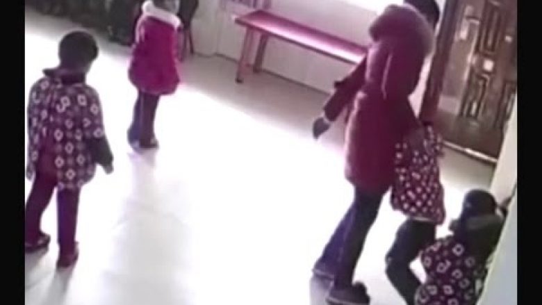 Edukatorja rrah brutalisht fëmijët, vetëm pse nuk dinin të vallëzonin (Video, +18)