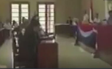 Moment i sikletshëm, presidenti shikon materiale pornografike gjatë seancës gjyqësore (Video)