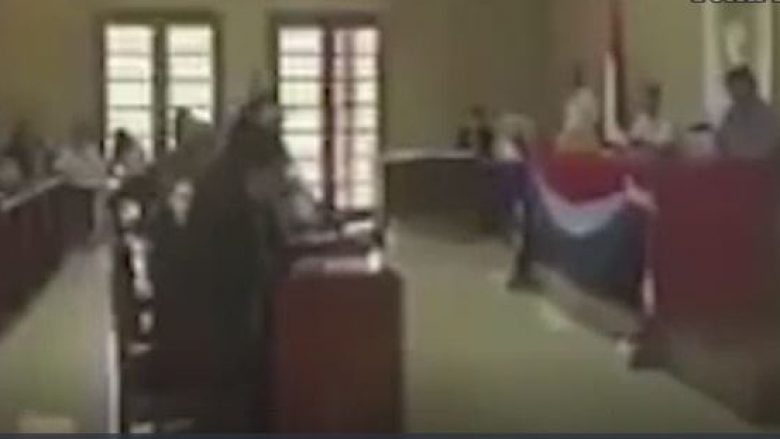 Moment i sikletshëm, presidenti shikon materiale pornografike gjatë seancës gjyqësore (Video)