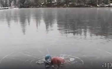 Video e çmendur e festave, norvegjezi lahet në ujërat e liqenit të ngrirë (Video)