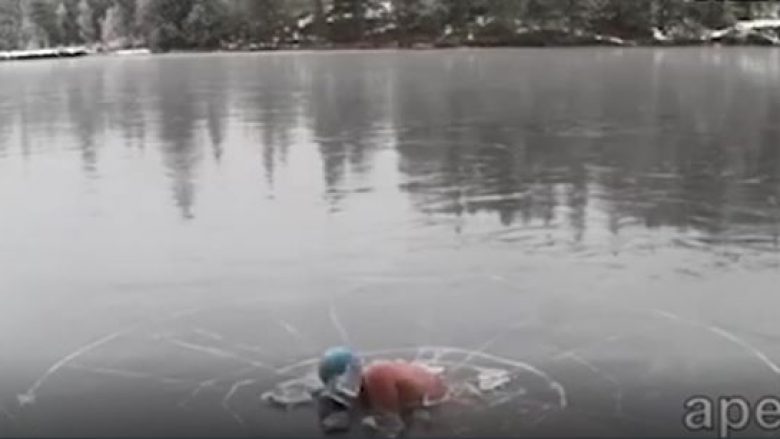 Video e çmendur e festave, norvegjezi lahet në ujërat e liqenit të ngrirë (Video)