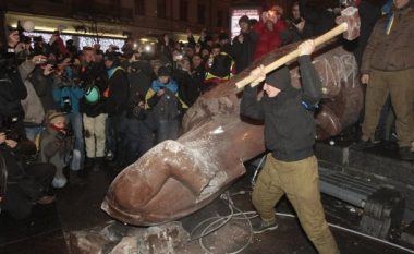 Ukraina shlyen të kaluarën sovjetike, heq 1320 statujat e Leninit