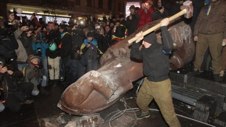 Ukraina shlyen të kaluarën sovjetike, heq 1320 statujat e Leninit