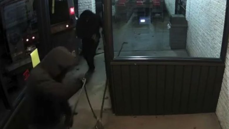 Momenti kur hajnat vjedhin bankomatin, duke e tërhequr zvarrë me veturë (Video)