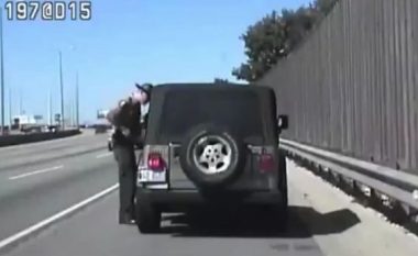 Shoferja e dehur godet me veturë policin (Foto/Video, +18)