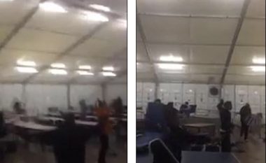 Rrahje masive mes bandave rivale të emigrantëve: Shikoni si fluturojnë karriget e tavolinat në kampin e azilkërkuesve (Foto/Video, +18)