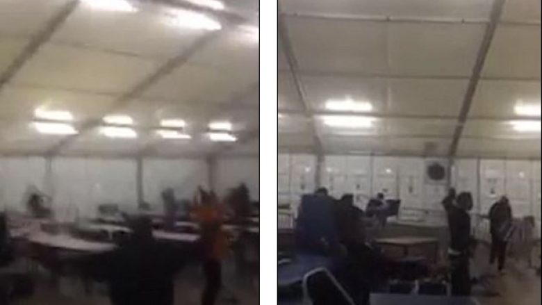 Rrahje masive mes bandave rivale të emigrantëve: Shikoni si fluturojnë karriget e tavolinat në kampin e azilkërkuesve (Foto/Video, +18)