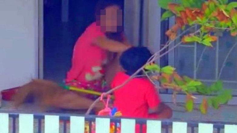 Nëna e pashpirt rrah brutalisht të bijën pesëvjeçare, të cilës ia shkul flokët dhe e kërcënon me thikë në fyt (Foto/Video, +18)