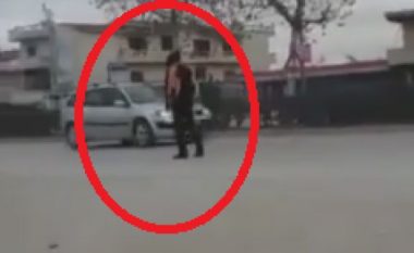 Pamje të frikshme: I dehuri u del para veturave në Tiranë (Video)