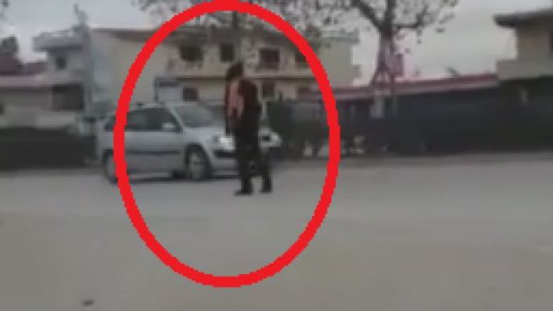Pamje të frikshme: I dehuri u del para veturave në Tiranë (Video)